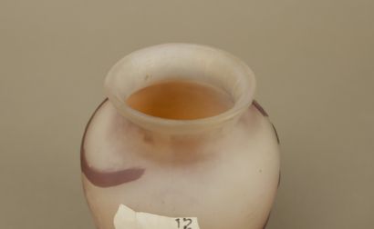 GALLE
Petit vase en verre à décor en violet...