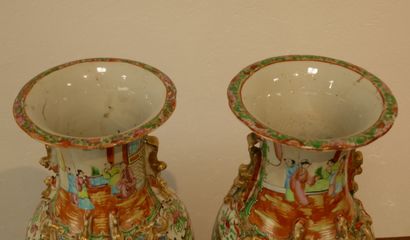 CHINE, Canton - XIXe siècle
Paire de vases...