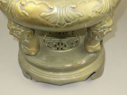 CHINE - Vers 1900
Deux brûles-parfum tripode...