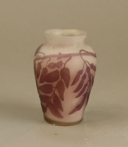 GALLE
Petit vase en verre à décor en violet...