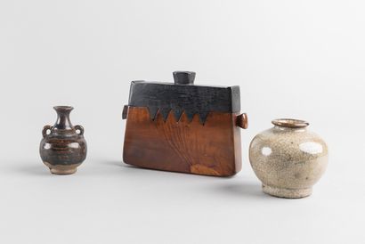 Lot consisting of a two-tone wooden box,...