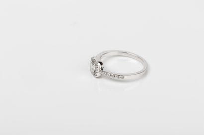 White gold ring set with a baguette-cut diamond...