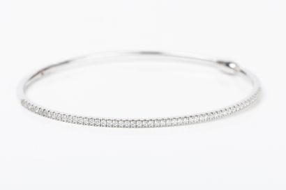 Openwork white gold bangle set with a line...