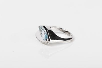 White gold ring set with a navette-cut aquamarine...