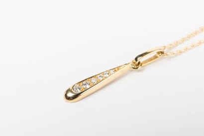 Yellow gold forcat chain set with a drop...