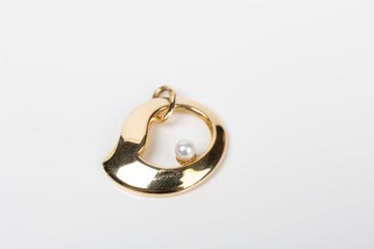 Yellow gold pendant set with a cultured pearl...