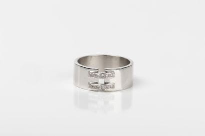 Ribbon ring in white gold set with two lines...