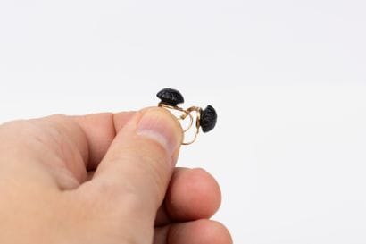 Pair of yellow gold earrings holding a jet...
