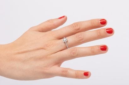 White gold ring set with a baguette-cut diamond...