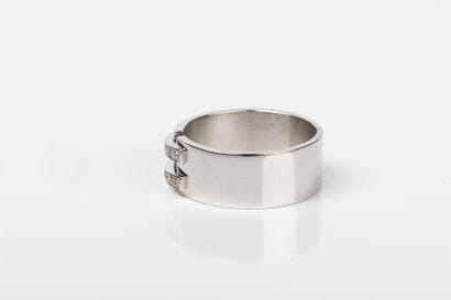 Ribbon ring in white gold set with two lines...