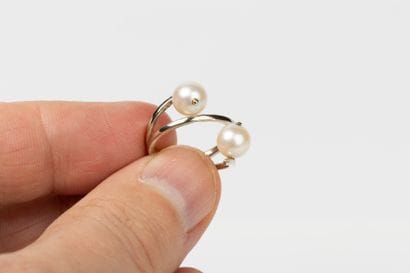 White gold ring, forming a spiral punctuated...