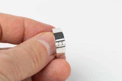 Band ring in white gold centered on a line...
