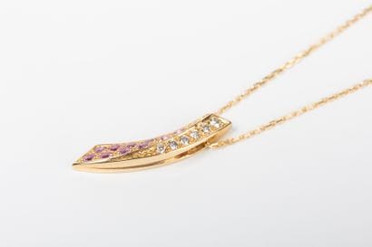 Yellow gold forcat chain holding a pendant...