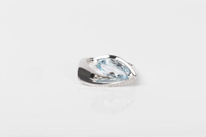 White gold ring set with a navette-cut aquamarine...