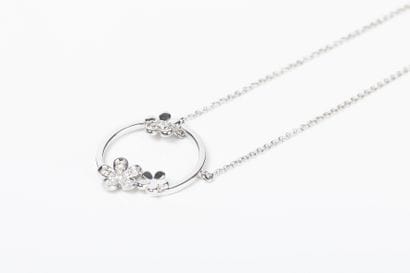 Round forcat link chain in white gold, holding...