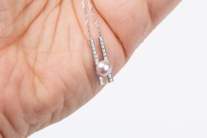 Forçat chain in white gold, centered on an...
