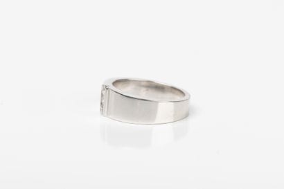 Band ring in white gold centered on a line...