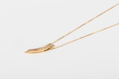 Yellow gold forcat chain holding a pendant...