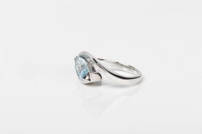 White gold ring set with a navette-cut aquamarine...
