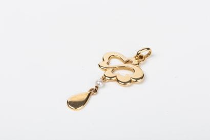 Yellow gold pendant holding a cultured pearl...