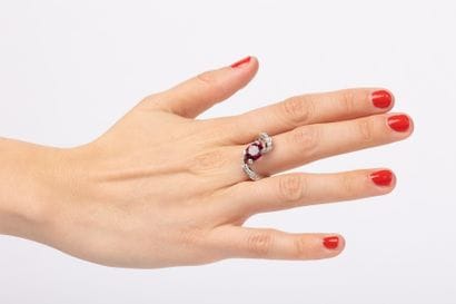 White gold ring, centering a garnet (9.3...