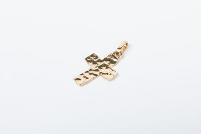 Yellow gold cross with hammered decoration....