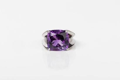 White gold ring set with a large amethyst...