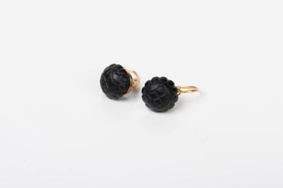 Pair of yellow gold earrings holding a jet...