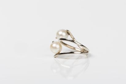 White gold ring, forming a spiral punctuated...