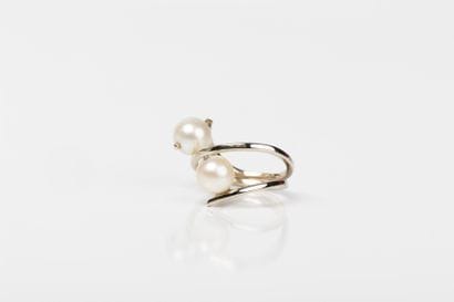 White gold ring, forming a spiral punctuated...