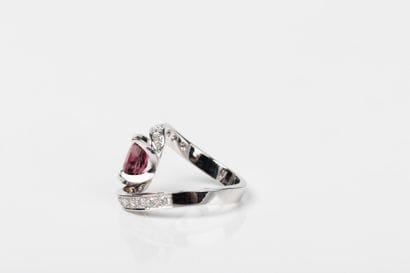 White gold ring, centering a garnet (9.3...