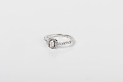 White gold ring set with a baguette-cut diamond...