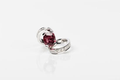 White gold ring, centering a garnet (9.3...