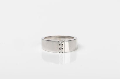 Band ring in white gold centered on a line...