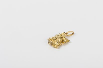 Yellow gold nugget pendant. 
Dim. 2 x 1.3cm...