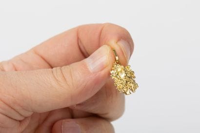 Yellow gold nugget pendant. 
Dim. 2 x 1.3cm...