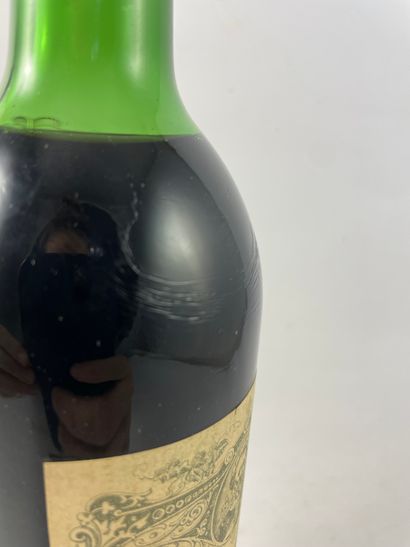 1 btl Petrus 1982 - Pomerol (verre légèrement...