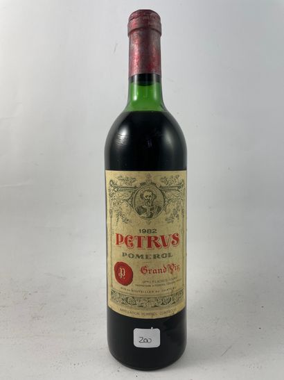 1 btl Petrus 1982 - Pomerol (verre légèrement...
