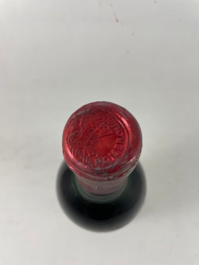 1 btl Petrus 1982 - Pomerol (verre légèrement...