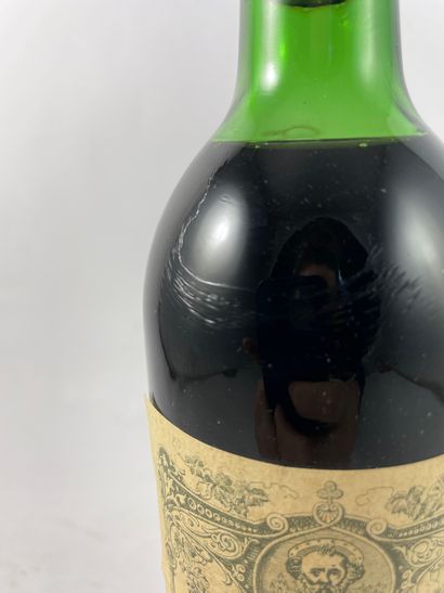 1 btl Petrus 1982 - Pomerol (verre légèrement...