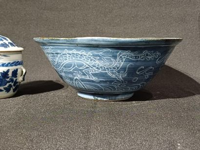 CHINA
Set comprising a covered pot, a vase...