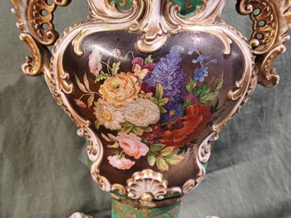 Dans le goût de JACOB PETIT
Vase sur socle...