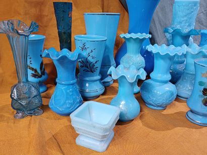 Ensemble de vases en opaline et verre bleu.
Fin...