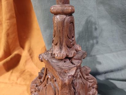 Deux pique-cierges formant pendants en bois...