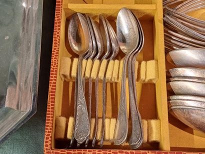 Set including :
- Mismatched silver-plated...