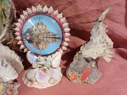 Set of nine decorative elements and souvenirs...