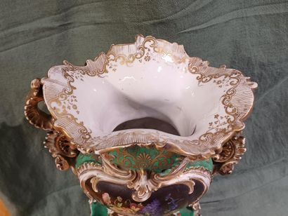Dans le goût de JACOB PETIT
Vase sur socle...