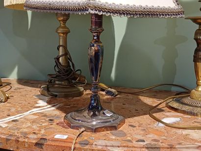 Ensemble de quatre bougeoirs montés en lampe...