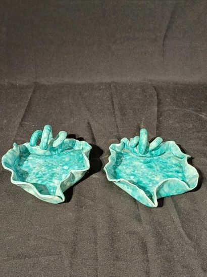 Paire de coupes en faïence émaillée vert...