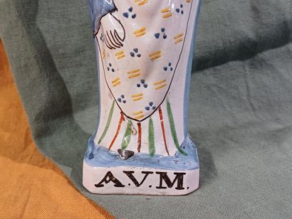 Vierge à l'enfant en faïence à décor polychrome...